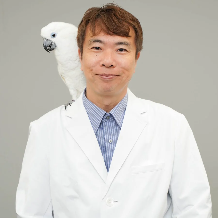 白いオウムを肩にのせた岡博史医師